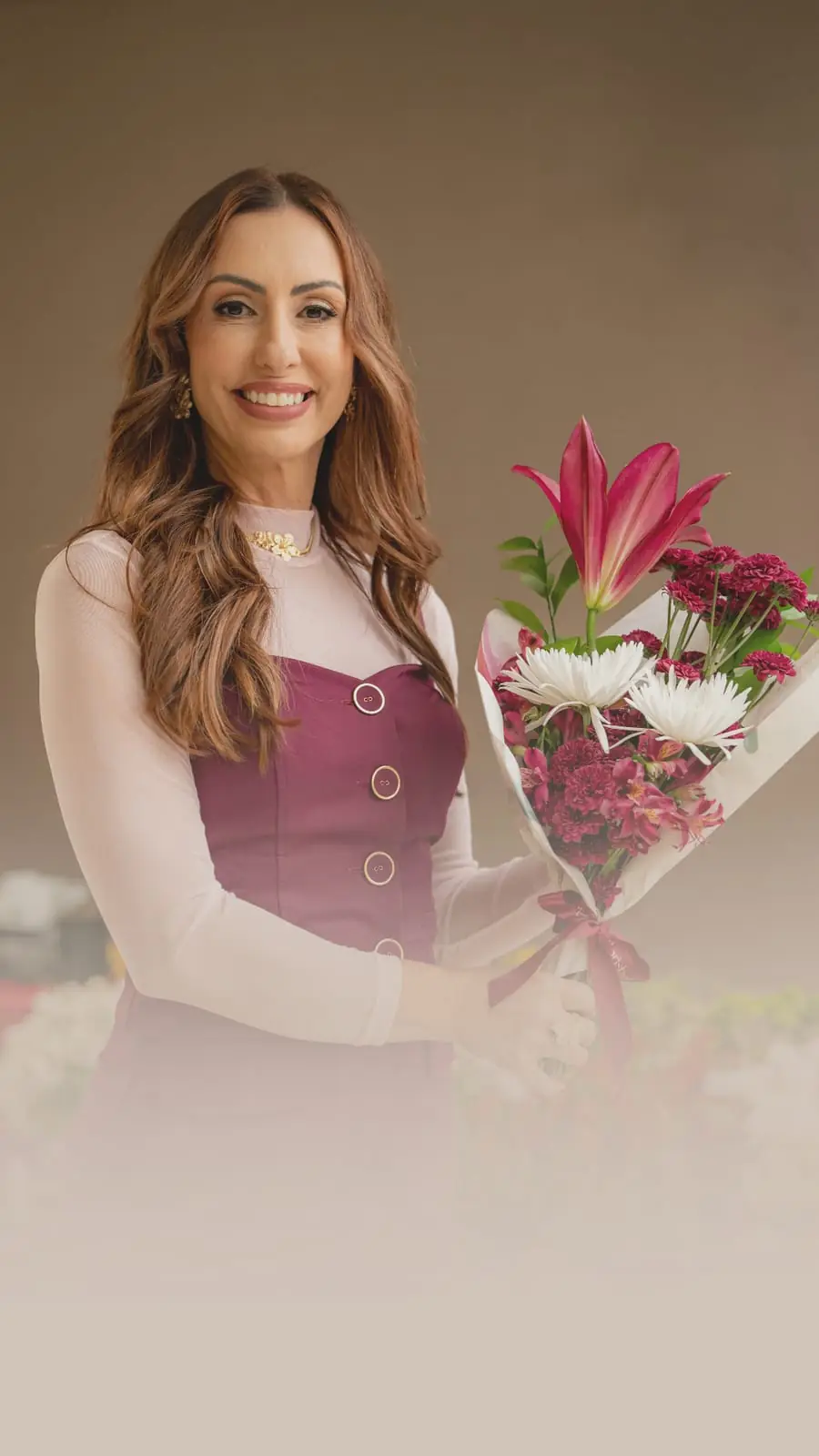 Pollyanna Bicalho com buquê Florisbela de lírio rosa, crisântemos brancos e cravos magenta.