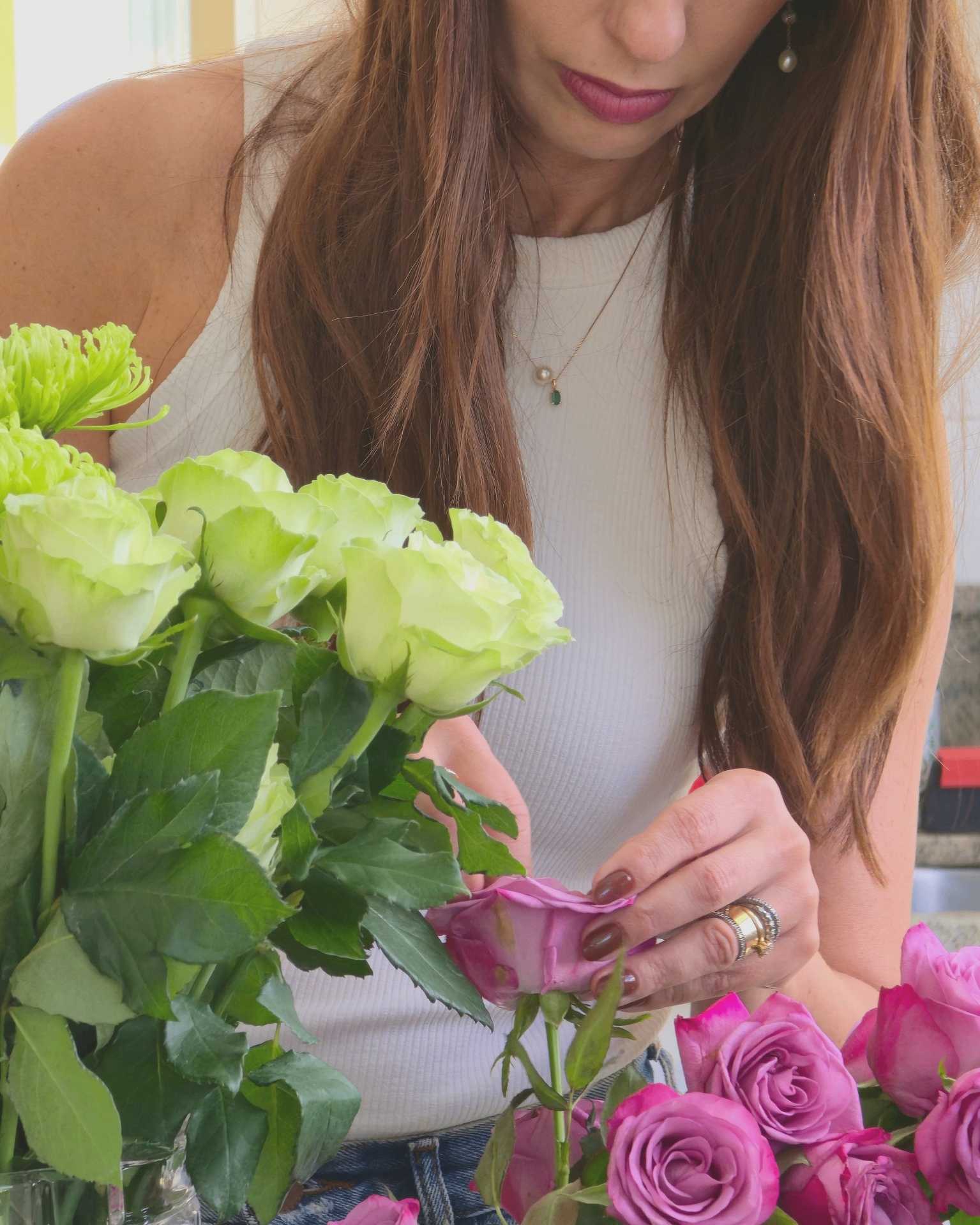 Pollyanna criando um arranjo com rosas verdes no ateliê.